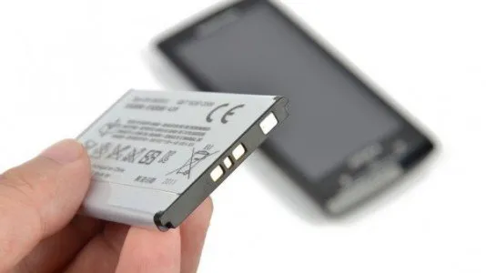 une main qui tien une batterie