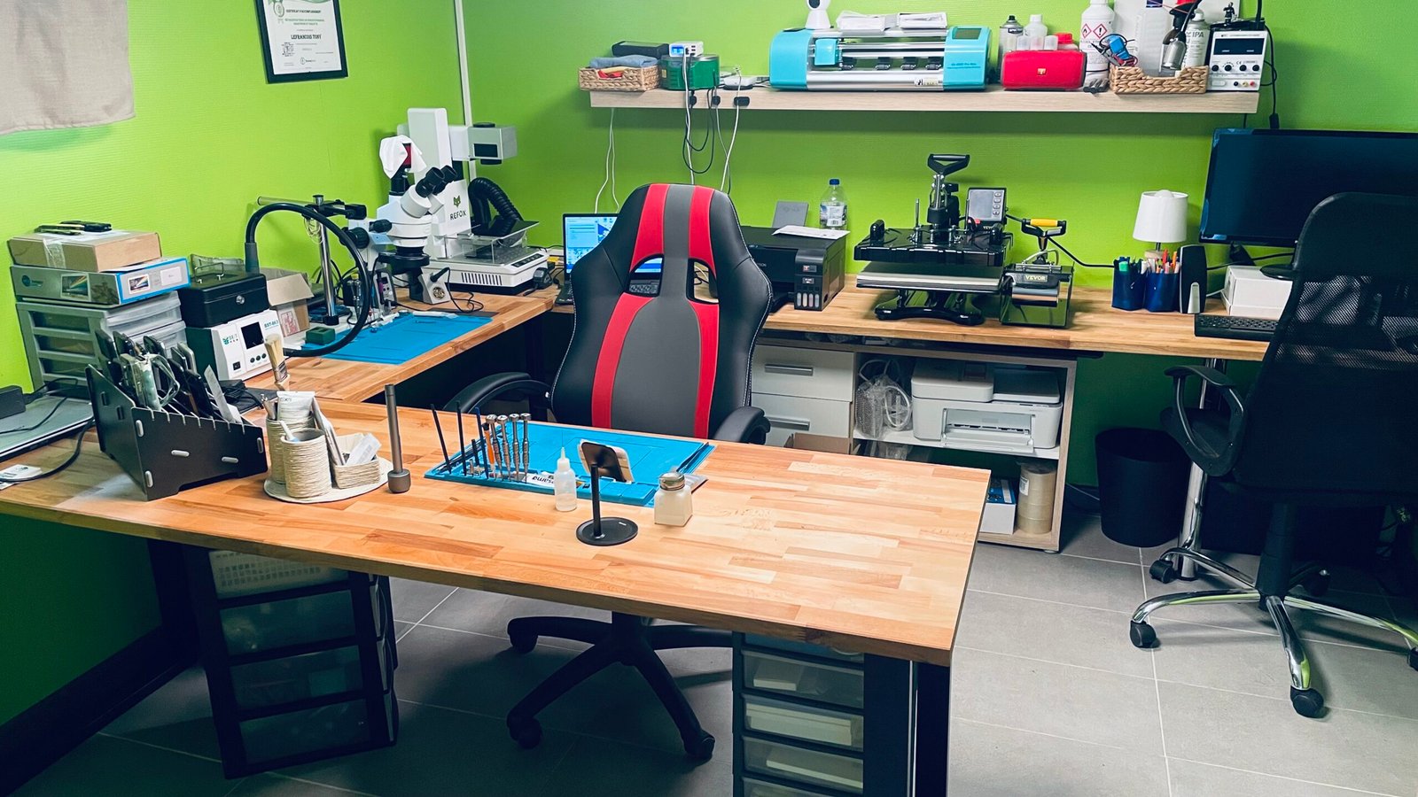 plusieurs machines de réparation dans un atelier